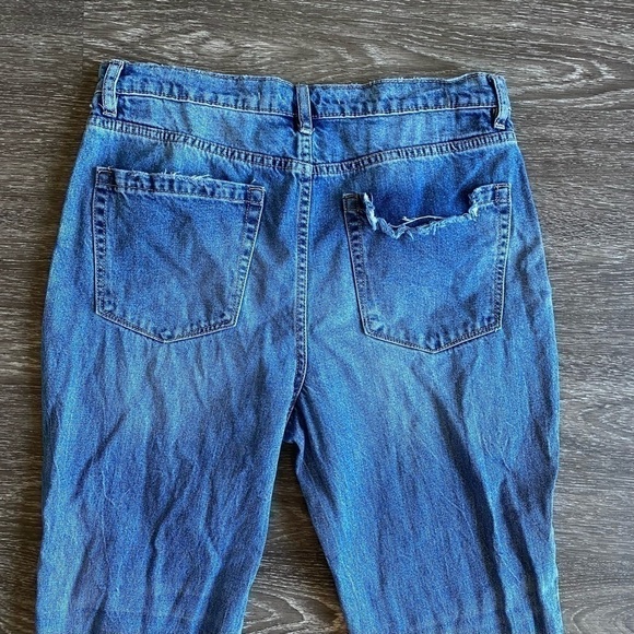 Chelsea and Violet distressed denim mom jeans.
Size 31 - Picture 14 of 14